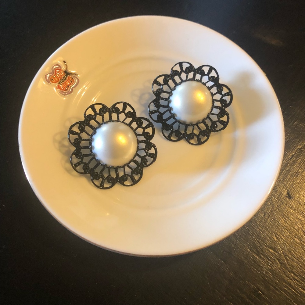 🖤🖤Vintage Pearl and Black Enamel Earrings